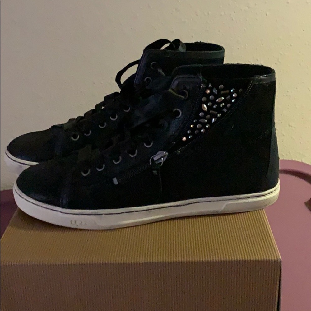 Like New Uggh Sneakers